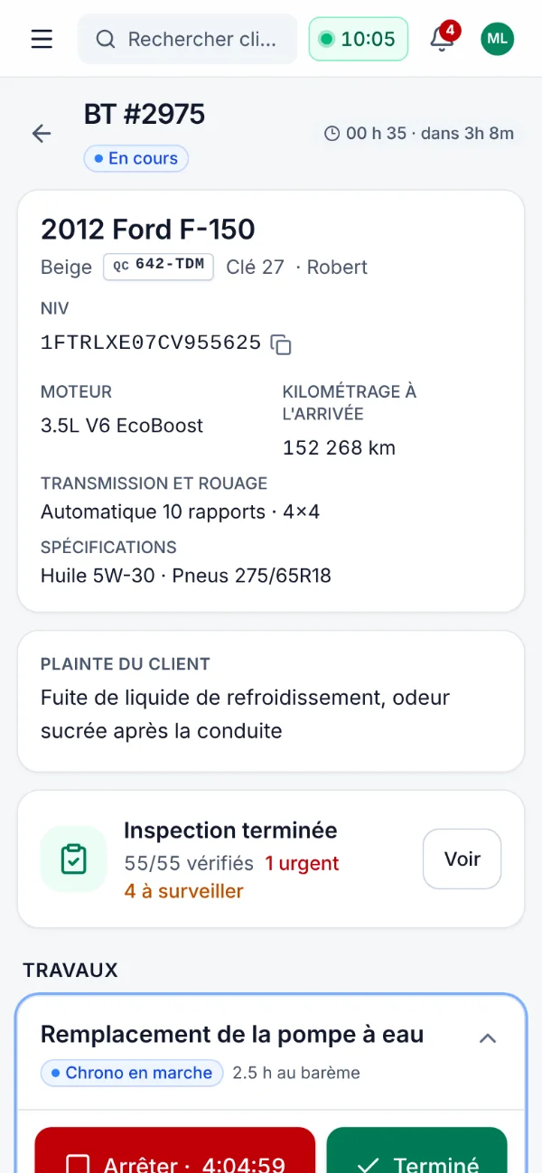 L’application des techniciens avec les minuteries de travail sur un téléphone